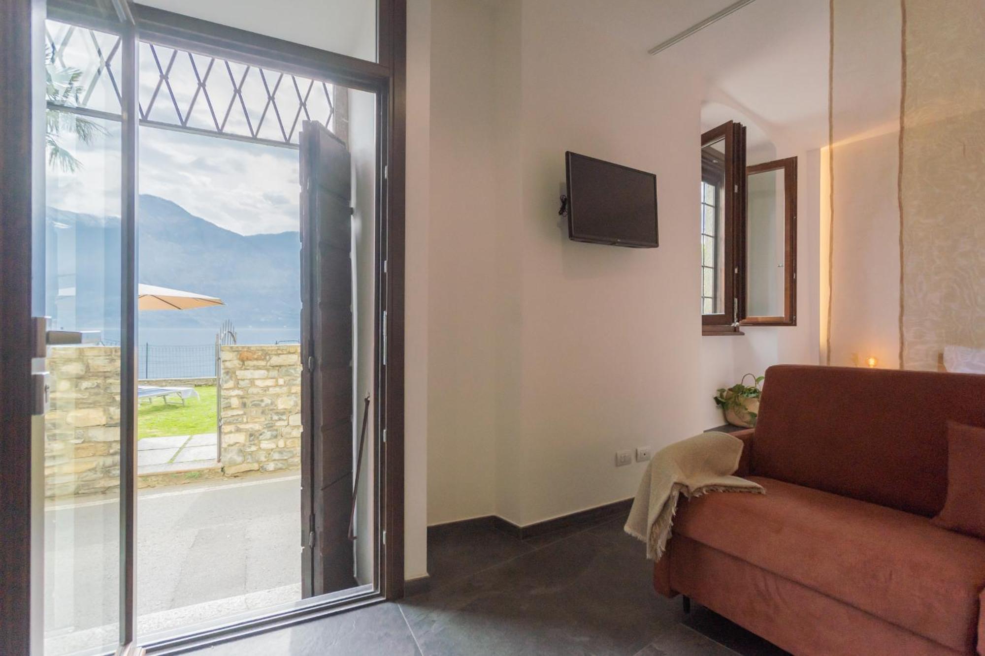 Cozy Nest On The Lake By Rent All Como Тремецо Екстериор снимка
